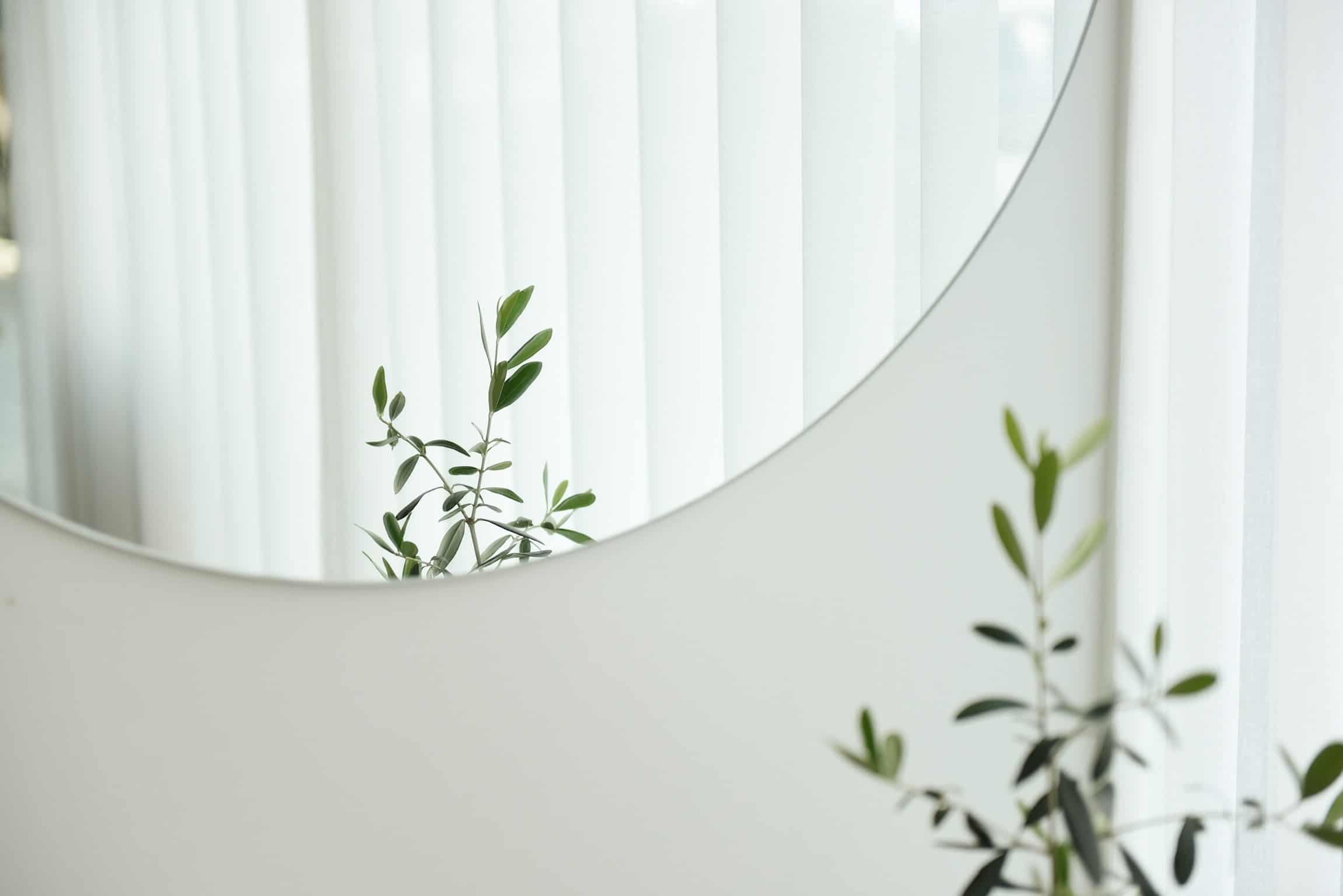 Mirror to the hallway – which one to choose?