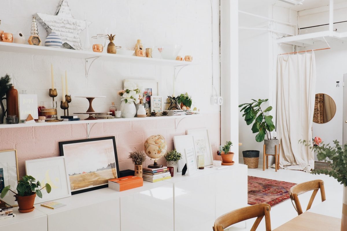 Wall shelf for living room – interesting inspirations